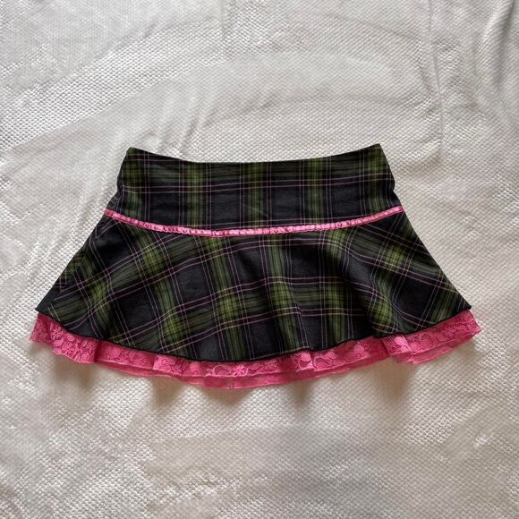 TEMPTED PLAID MINI SKIRT - Picture 2 of 6